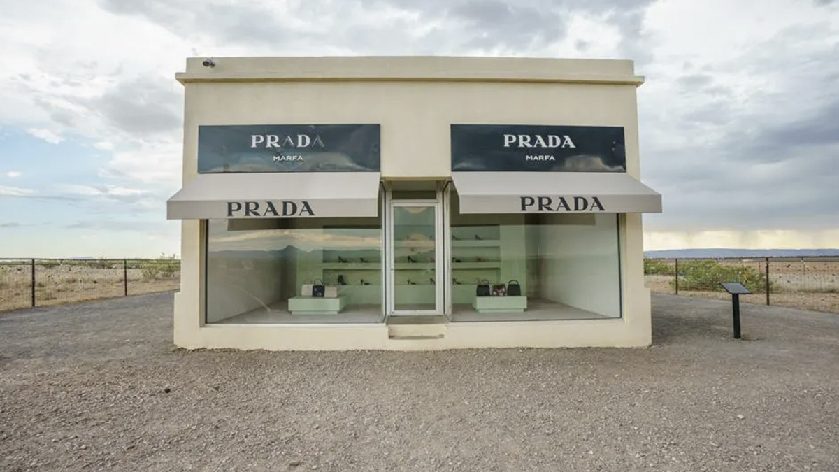 Descubre Prada Marfa Este Verano Donde El Arte Y La Moda Se Dan Cita Descubre Prada Marfa Este Verano Donde El Arte Y La Moda Se Dan Cita