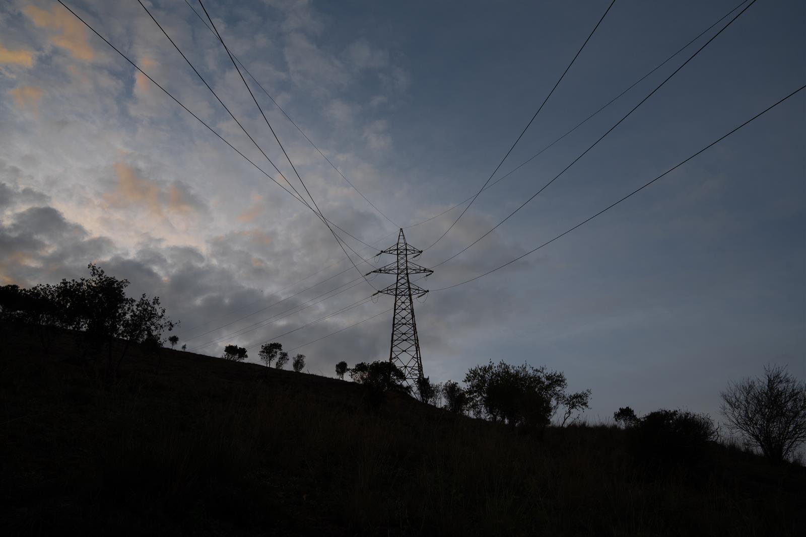 El precio de la luz cae este domingo un 17%, hasta los 67,2 euros/MWh