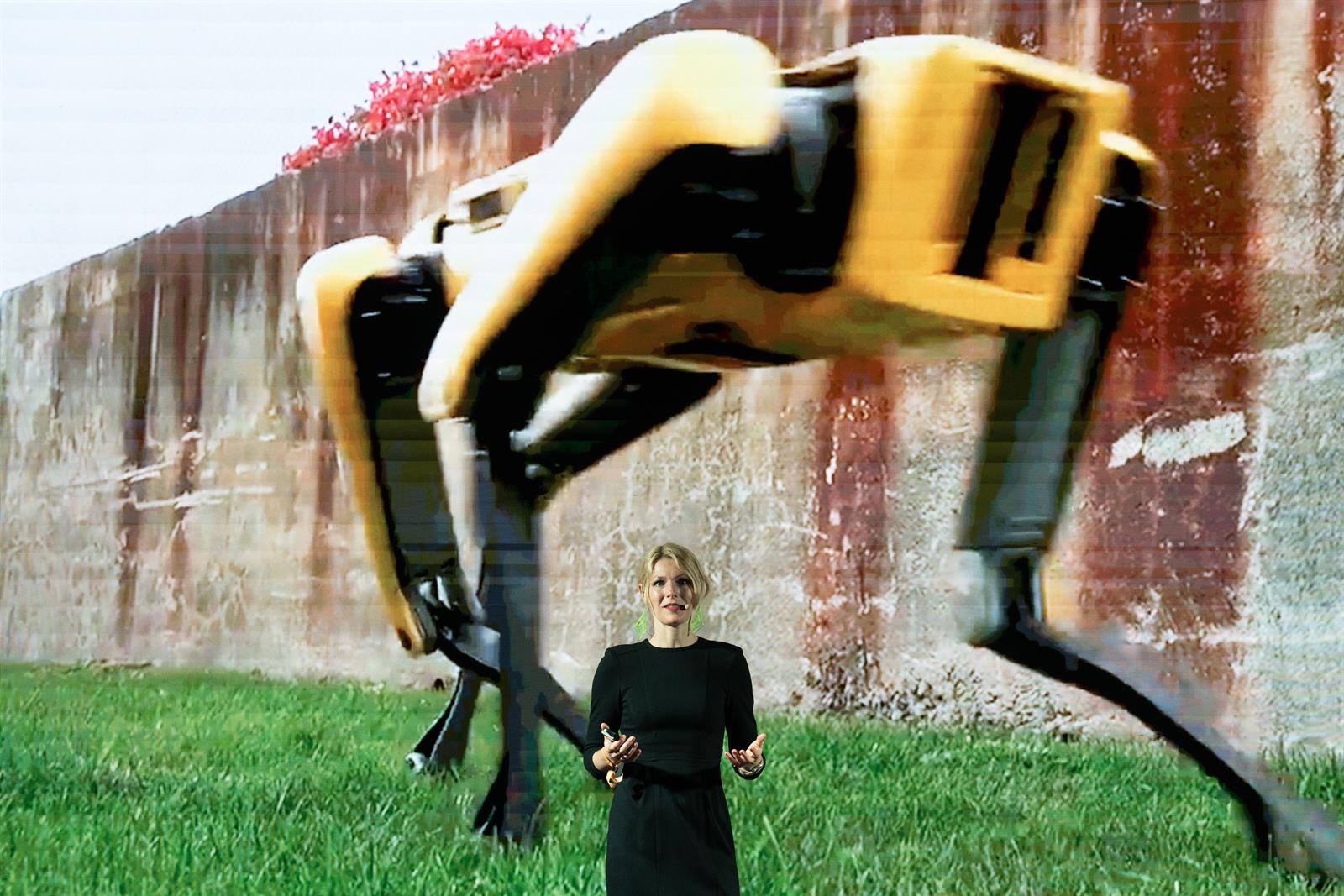 Darling (MIT) pide entender las tendencias sociales para una integración responsable de la IA y la robótica