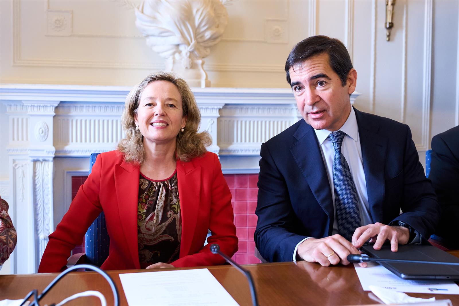 Calviño afirma que la banca «tiene que empezar» a remunerar los depósitos