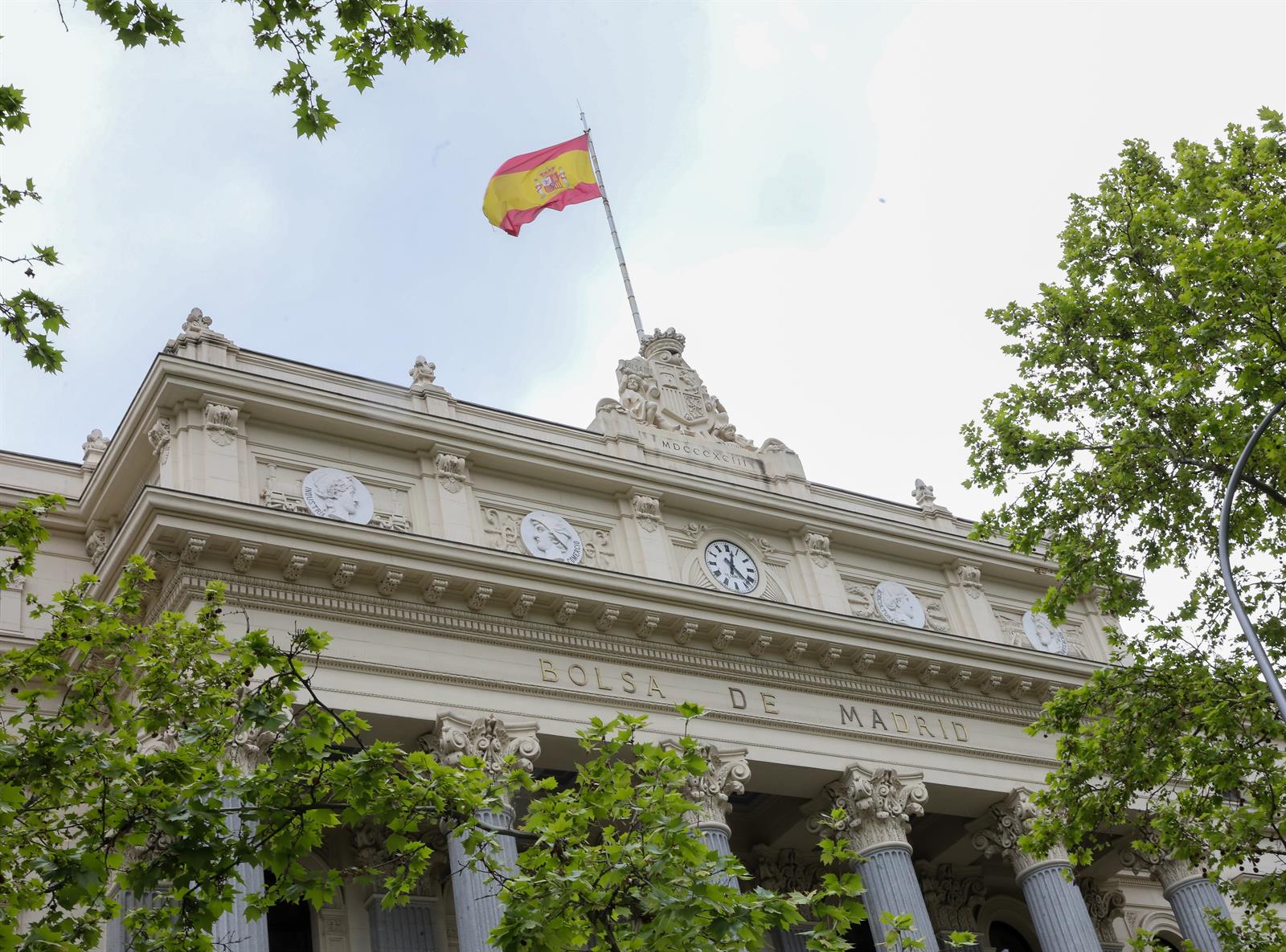 El Ibex 35 cede un 0,16% en la apertura y mantiene los 9.400 enteros, pendiente de Powell