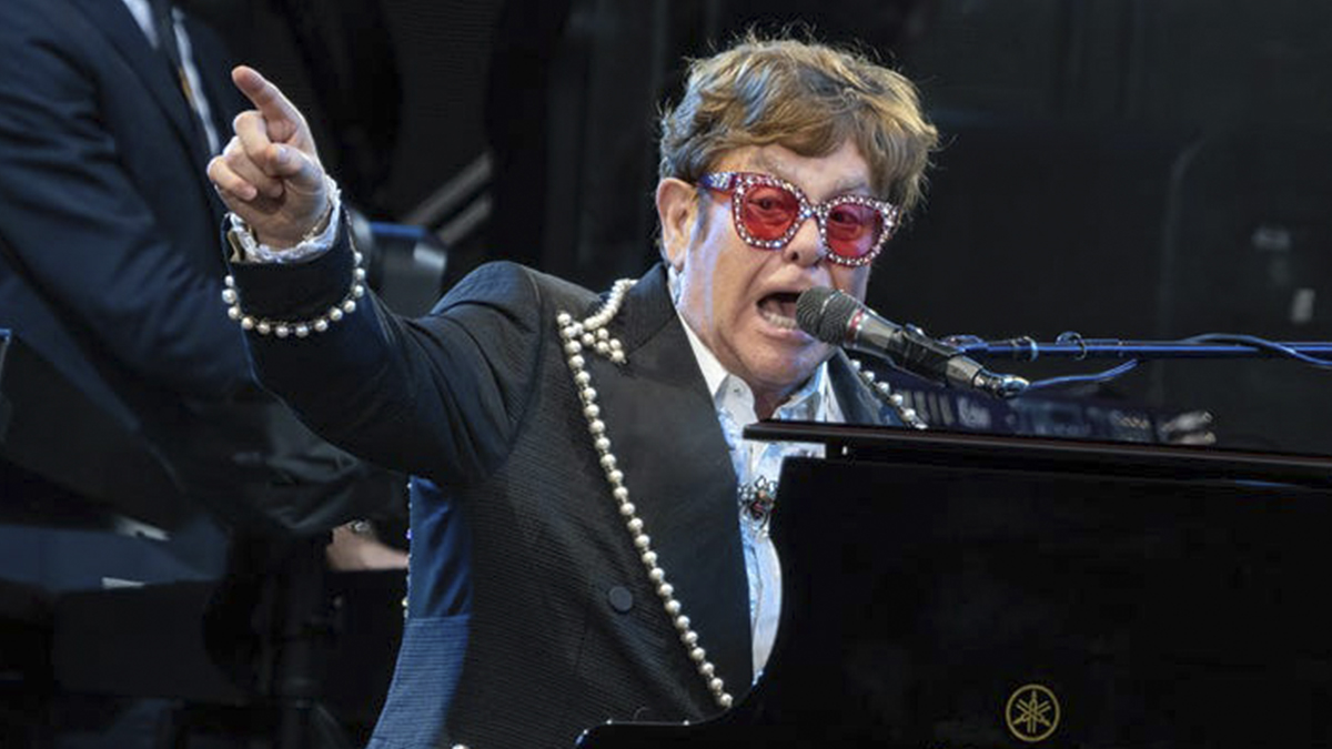 Elton John se retira de los escenarios: esta es su carrera, en cifras