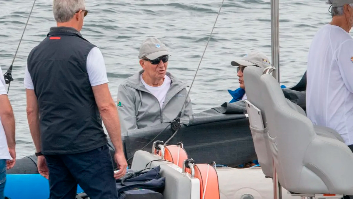 Quién acompaña a Juan Carlos I a bordo del ‘Bribon’