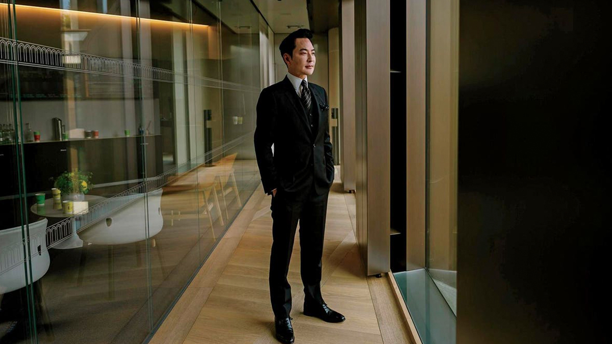 Los extravagantes esfuerzos de un empresario de Hong Kong para fingir su riqueza y entrar en la lista de multimillonarios de Forbes