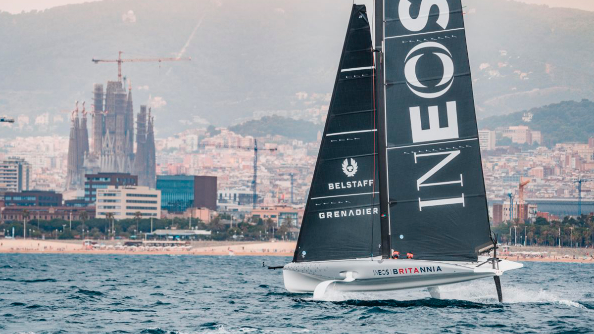 El equipo INEOS Britannia ya navega en las aguas de Barcelona