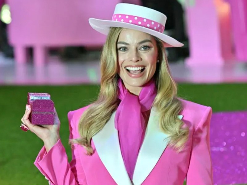 Margot Robbie posa durante un evento de alfombra rosa para promocionar su nueva película 'Barbie'.