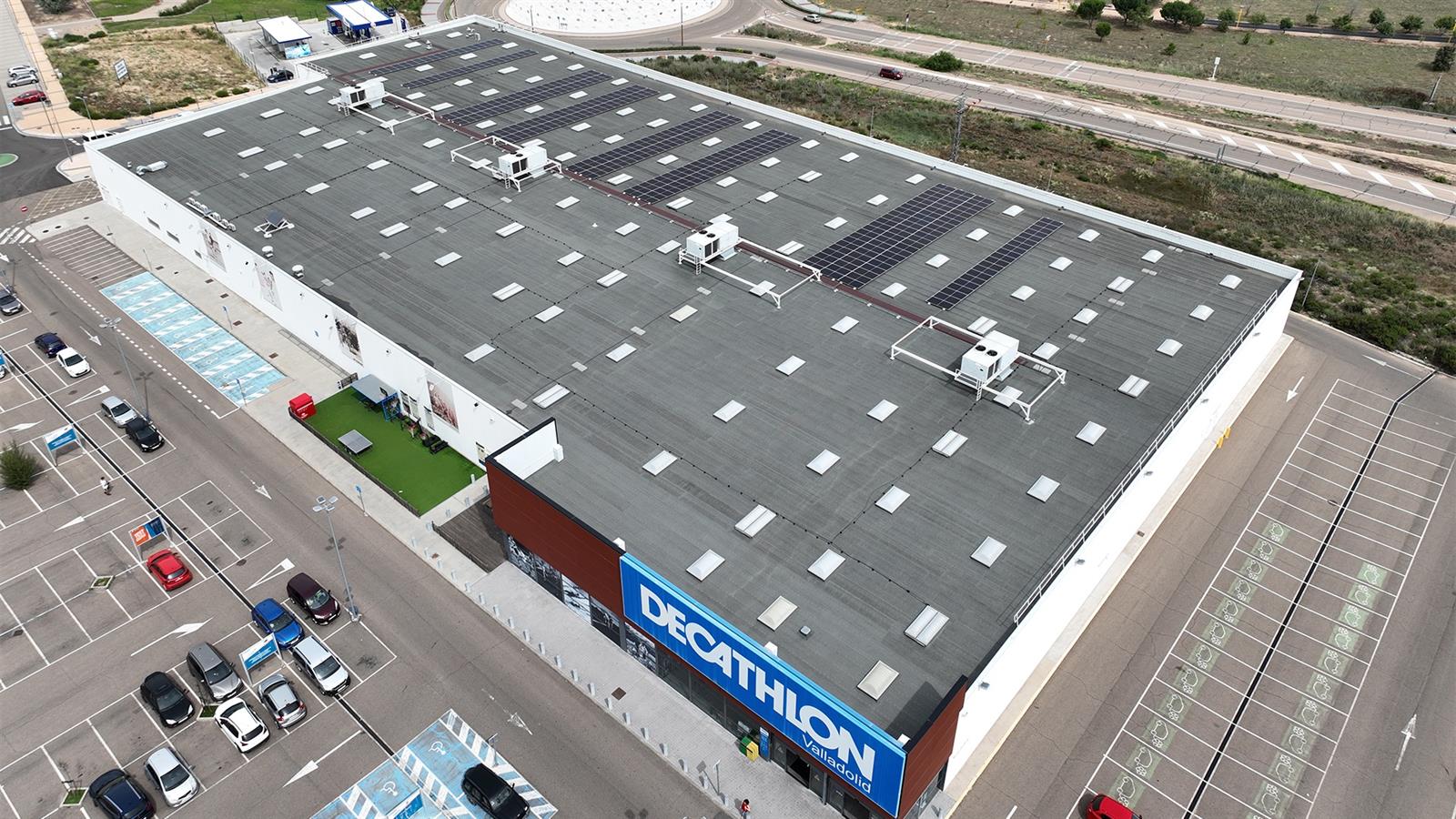 Decathlon cierra sendos acuerdos de autoconsumo en sus centros en España con EiDF y EDP