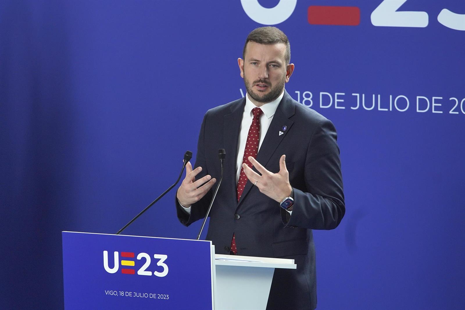 Sinkevicius emplaza la revisión del veto al dictamen del comité científico y Planas cree que «se extralimita»