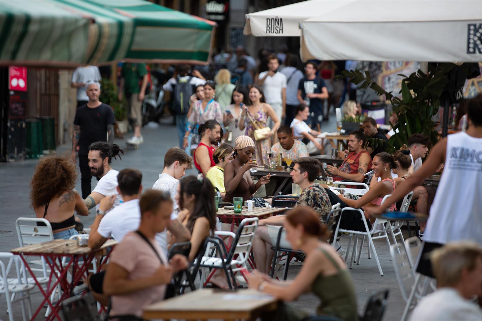El 66% de españoles sale a bares y restaurantes igual o más que en 2022, pero busca opciones más asequibles
