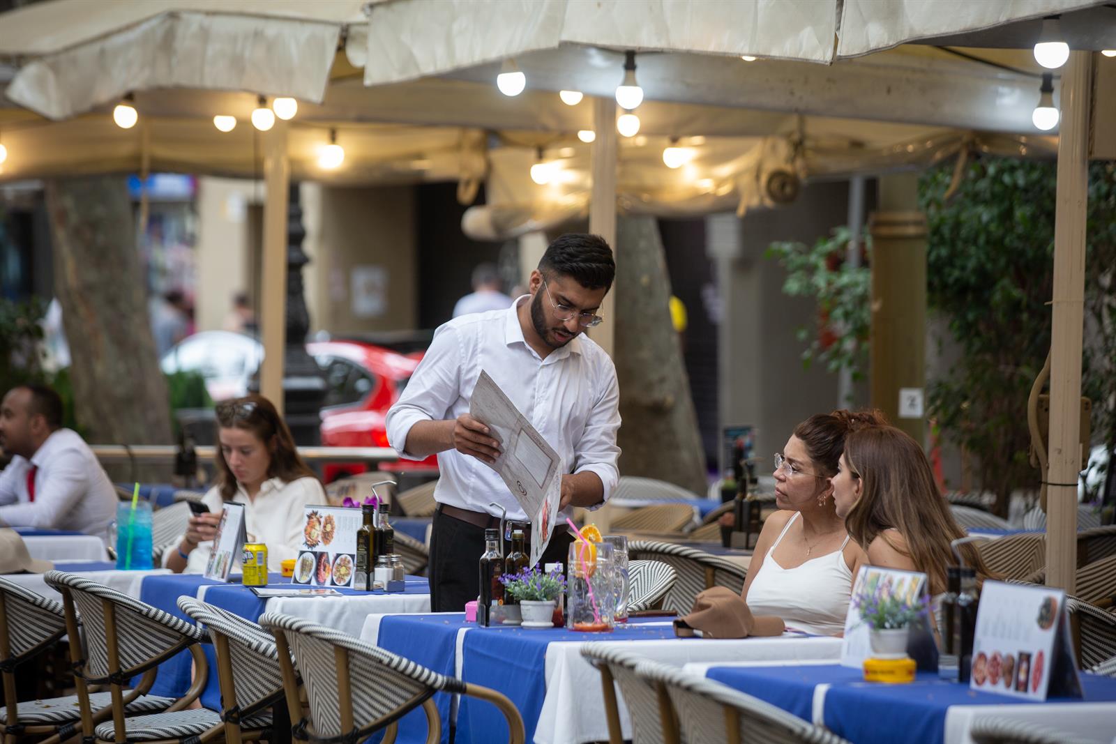 La hostelería emplea a más de 1,5 millones de trabajadores, pero la restauración no recupera niveles de 2019