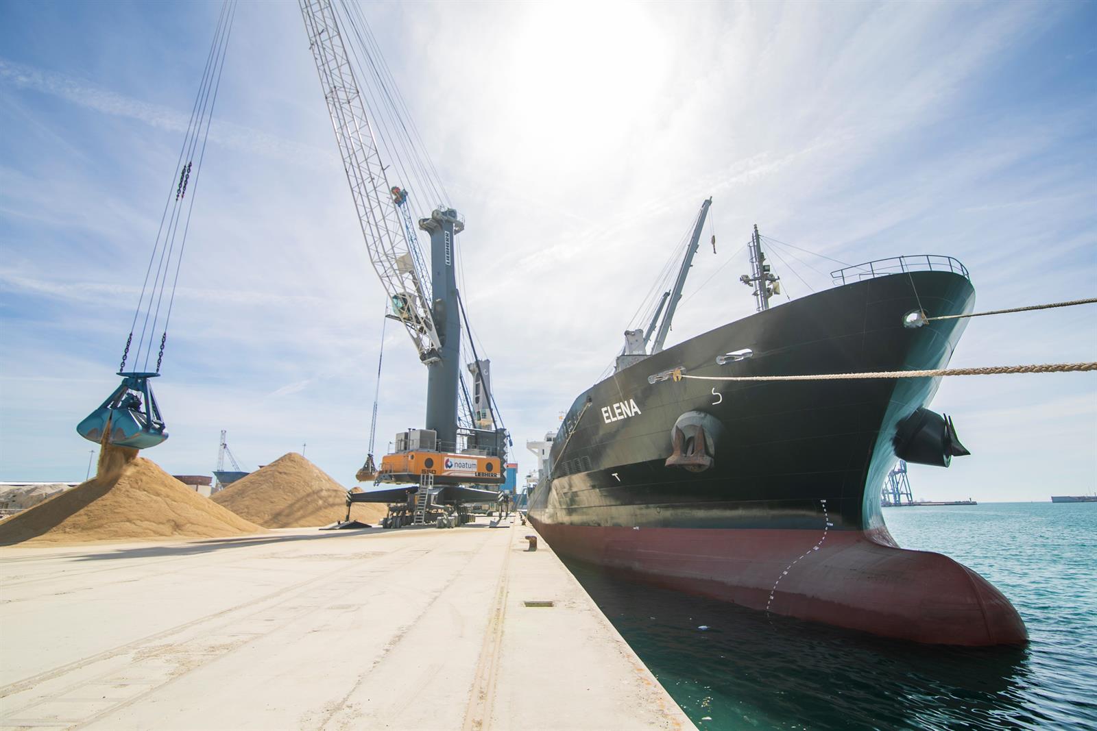 El tráfico portuario cae un 3,9% en el primer semestre, hasta los 274 millones de toneladas