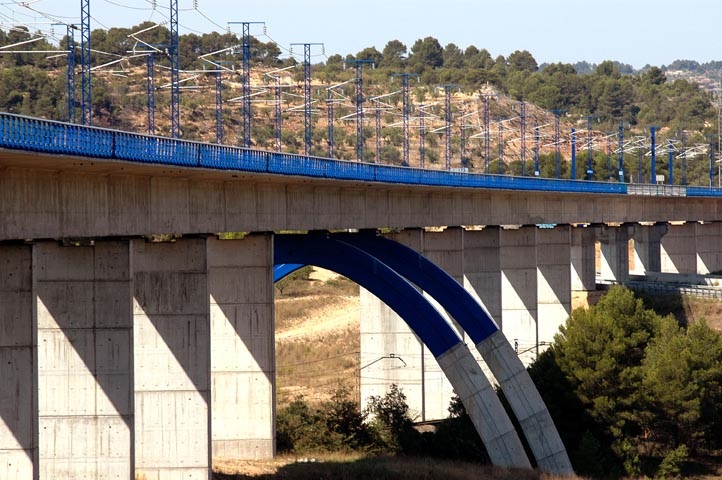 Adif lanza un contrato de energía eléctrica verde para usos distintos a la tracción de trenes por 14 millones