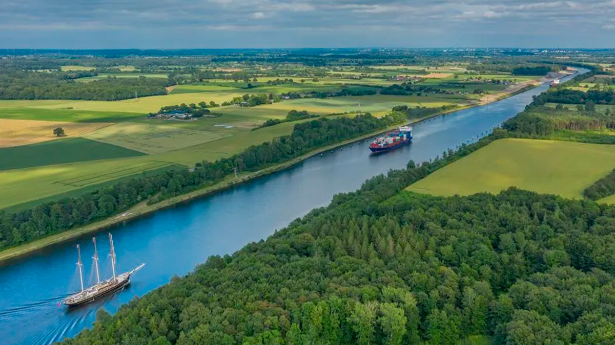 Navegando por el Canal de Kiel, la vía artificial de agua más transitada del mundo