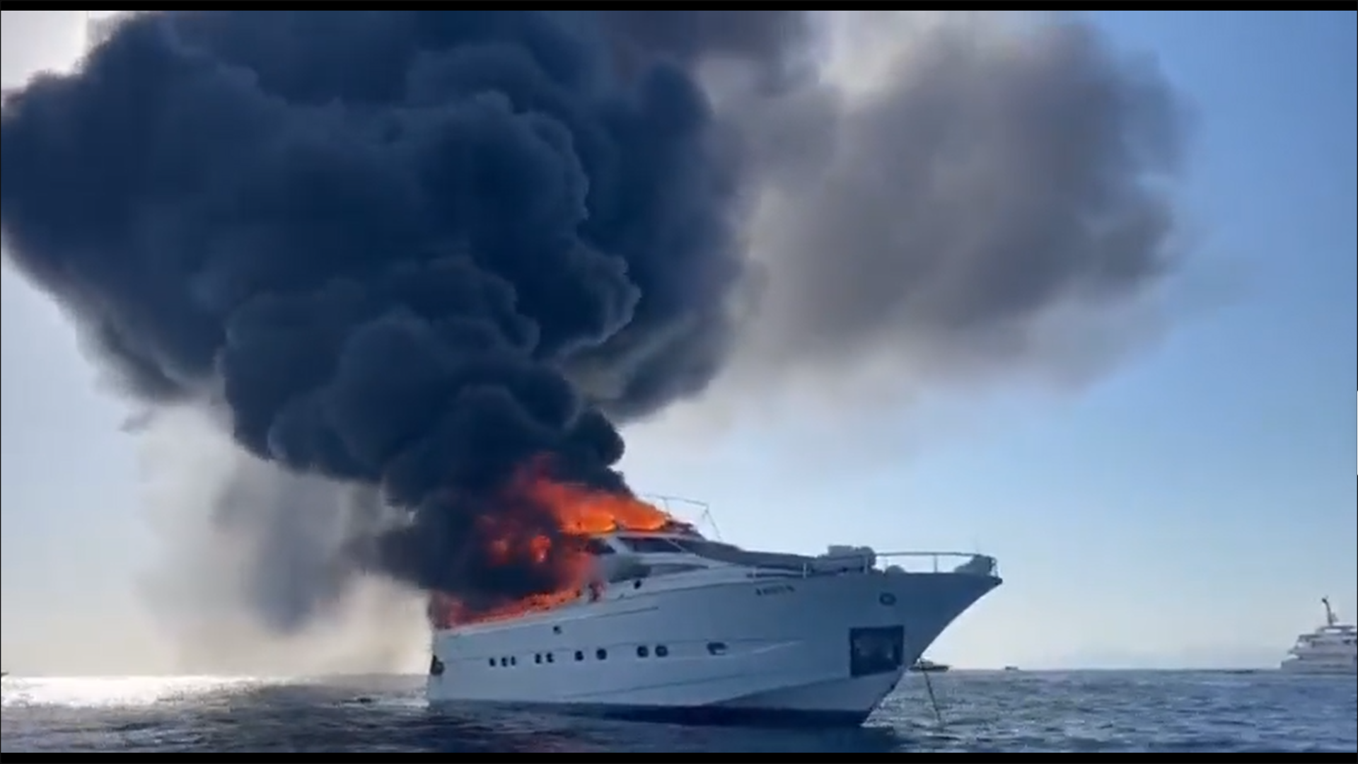 Un incendio arrasa un yate de 28 metros con 17 personas a bordo en la costa de Formentera