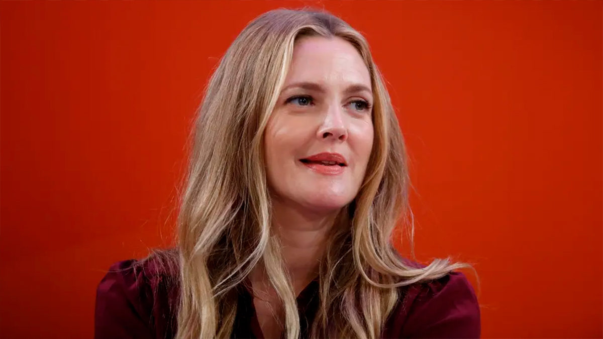 La reacción de Drew Barrymore después de que un fan irrumpiera en plató mientras la entrevistaban