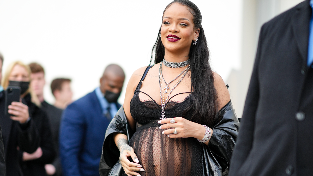 Rihanna lanza su primera colección para futuras madres