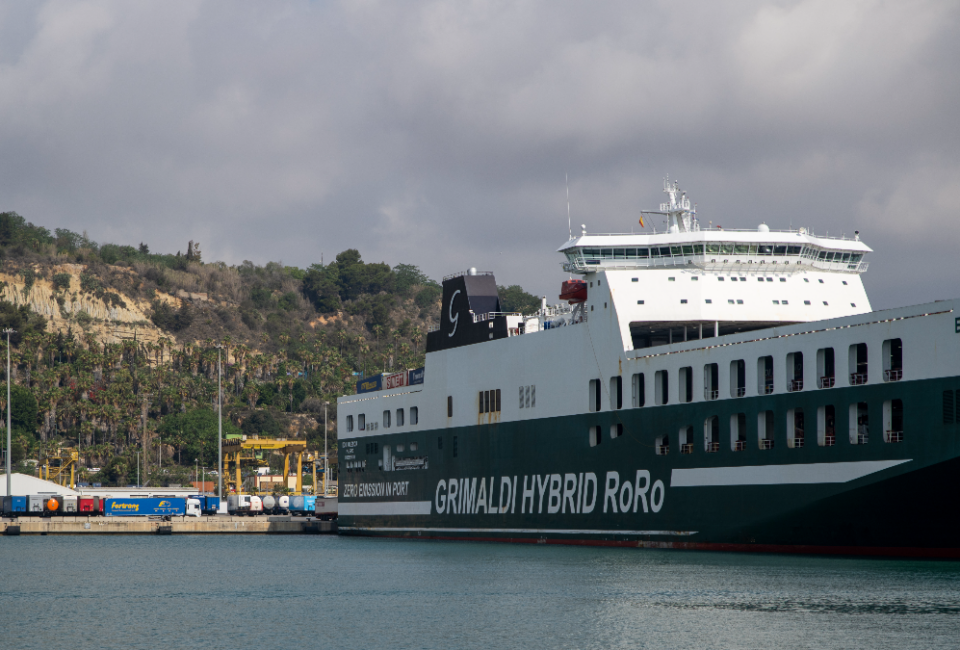 El ferri ‘Ciudad de Mahón’ se estrella contra un muelle del puerto de Ibiza