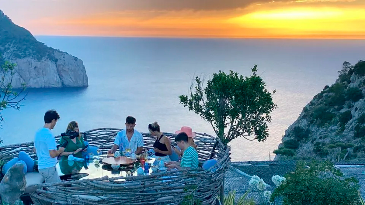 Dentro de este icónico resort ibicenco con el nuevo y espectacular restaurante Nido