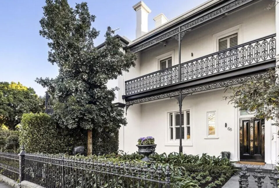 La elegante casa con terraza que rinde homenaje al patrimonio arquitectónico de Melbourne