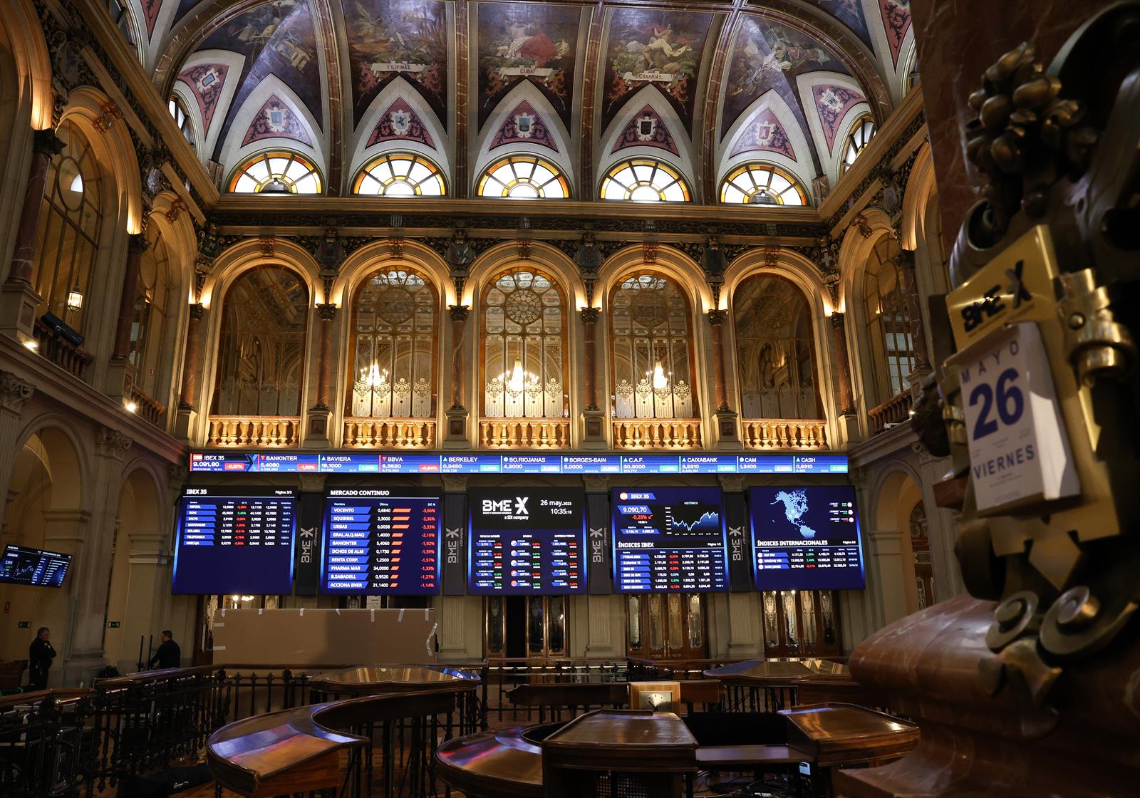 El Ibex 35 cierra prácticamente plano y se mantiene en los 9.300 enteros