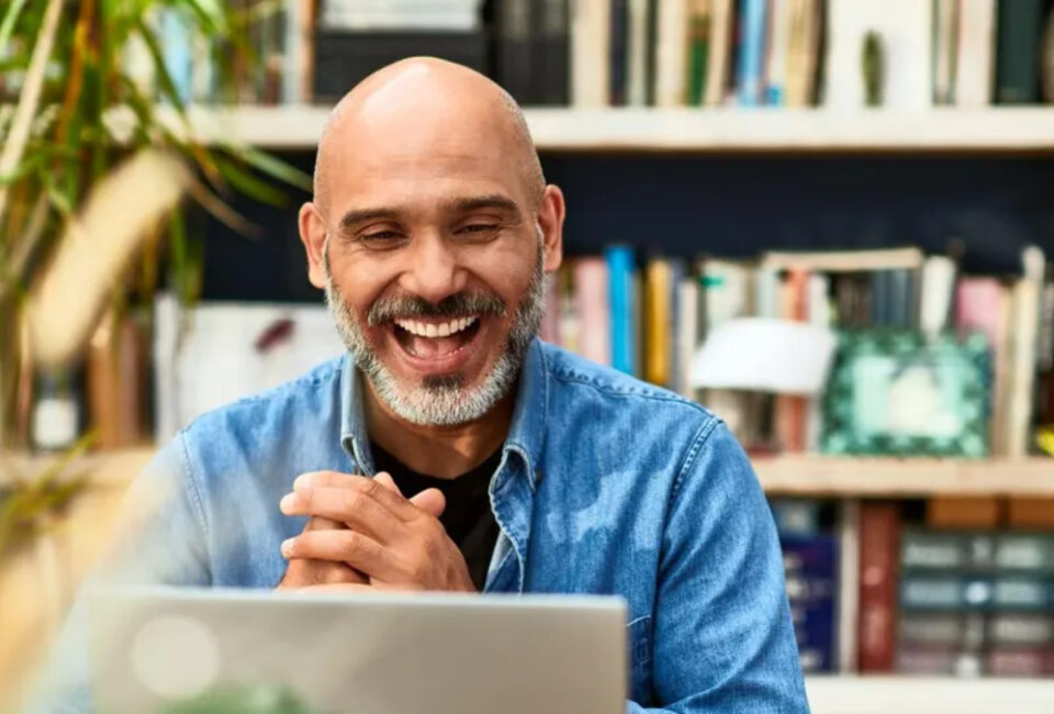 Cómo escribir un resumen de un currículum profesional con ejemplos y enlaces de IA