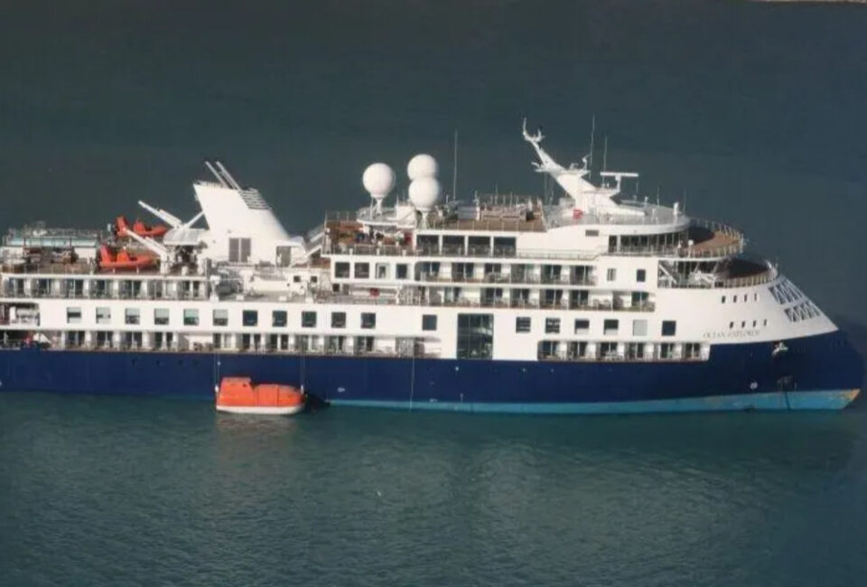 Cientos de pasajeros quedaron atrapados en Groenlandia después de que encallara un crucero