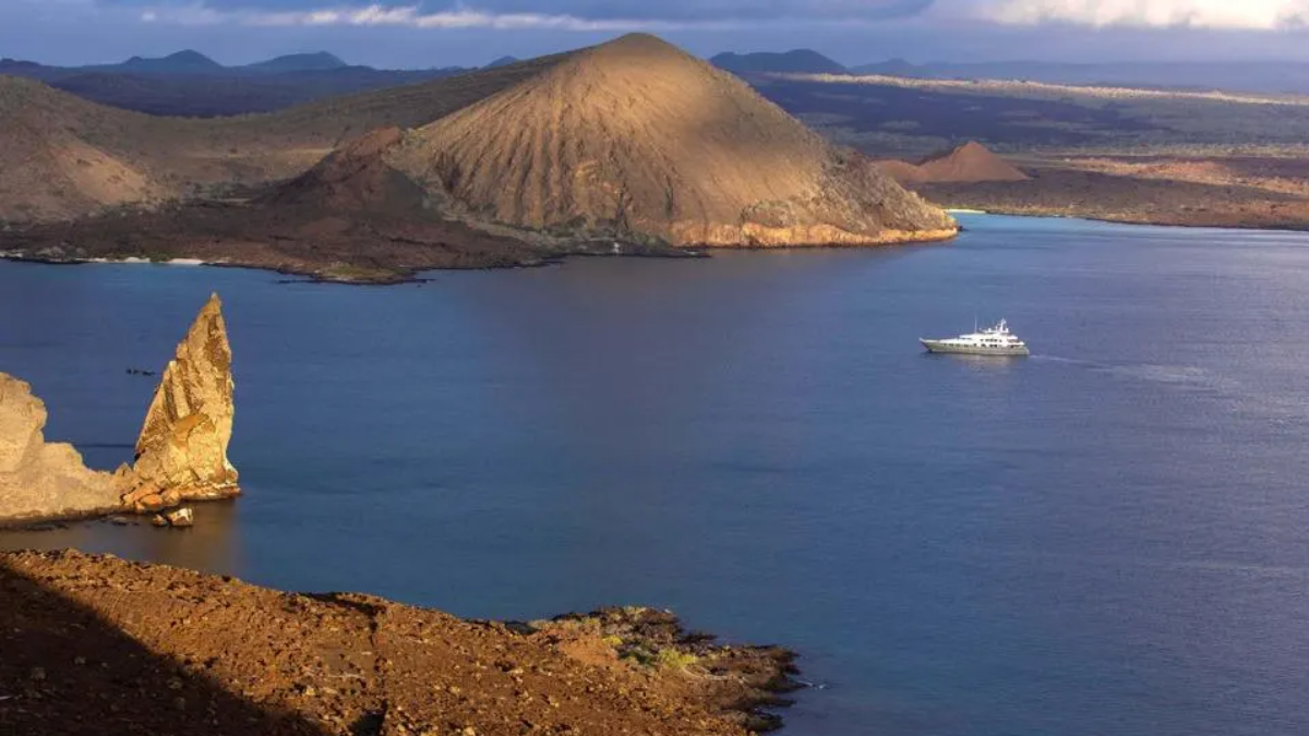 Aqua Expeditions organiza viajes en el primer superyate de Galápagos