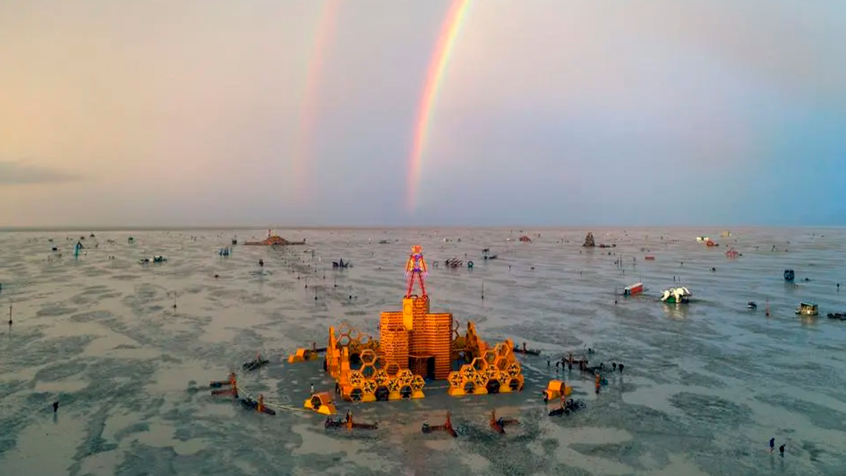 Caos en ‘Burning Man’: así se vivió el día a día en el festival de Nevada inundado por las tormentas