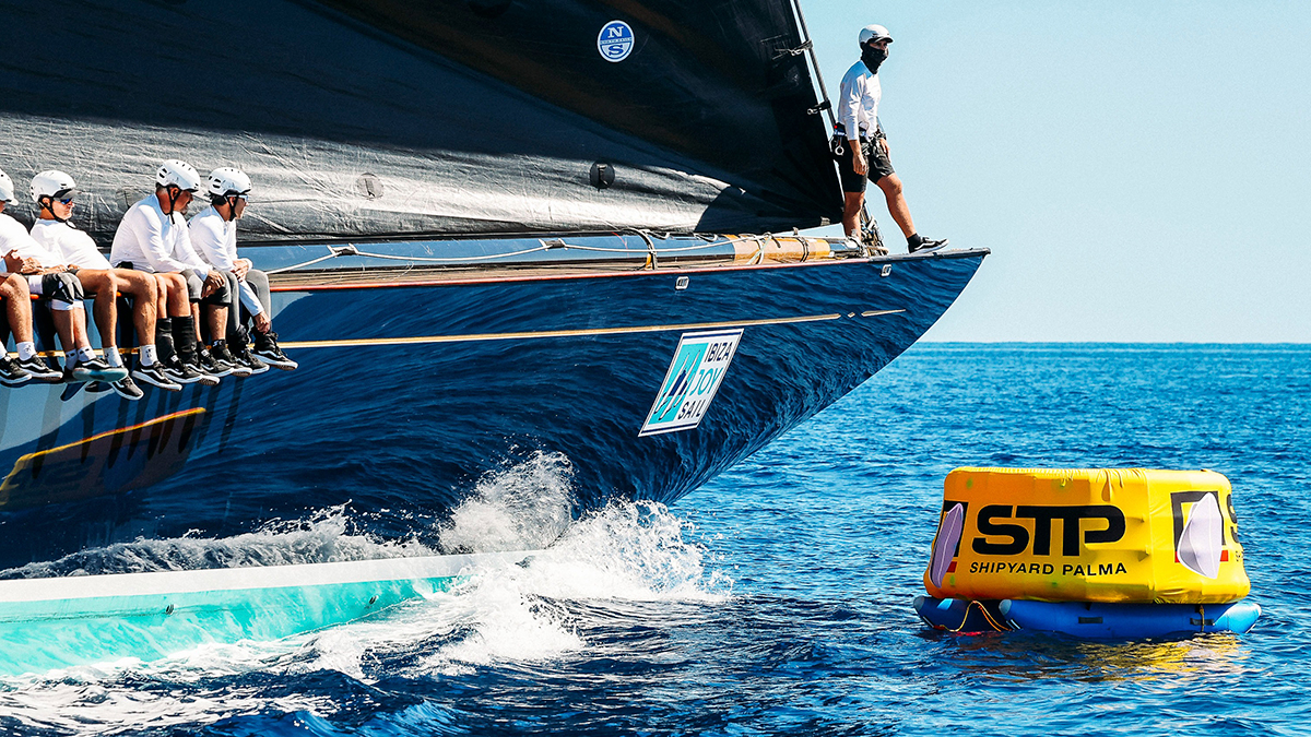 La Ibiza JoySail despliega velas con vientos suaves, pero con la imponente clase J sobre el mar