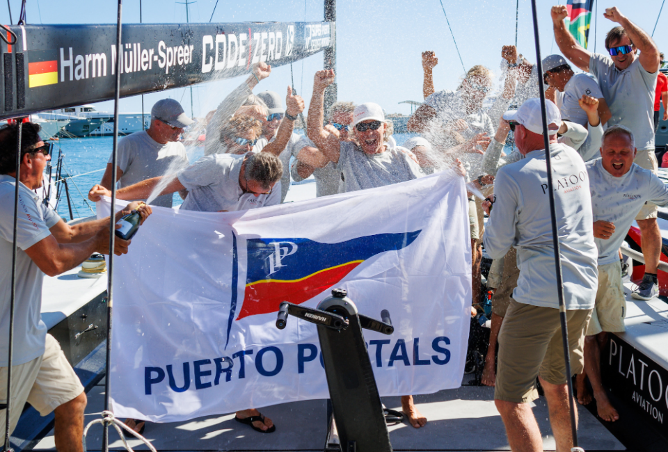 El equipo alemán celebra con champán su primer triunfo absoluto de temporada en 52 Super Series | Nico Martínez / cedidas por 52 Super Series