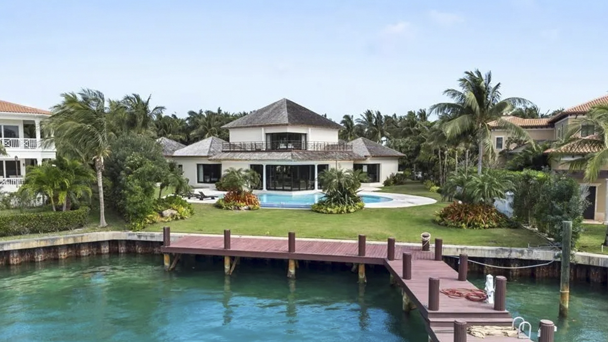 Así es por dentro una finca frente al mar de ocho millones de dólares en Paradise Island (Bahamas)