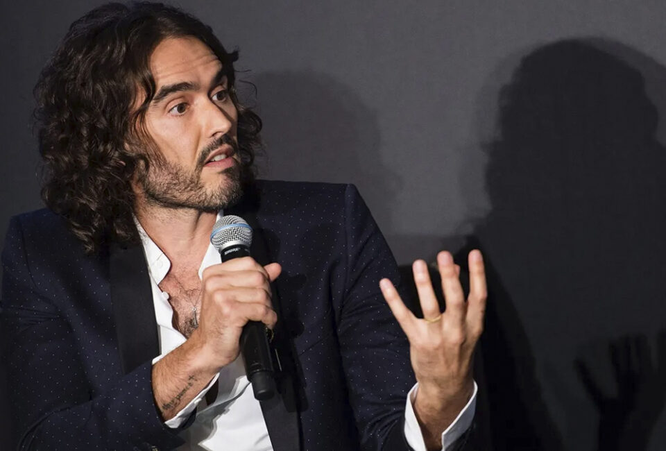 YouTube impide que Russell Brand monetarice su cuenta tras las acusaciones de agresión sexual