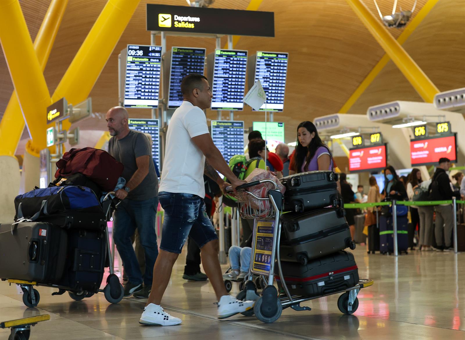 Los billetes para volar al extranjero se encarecen un 5,2% en agosto tras la bajada de julio, según el IPC