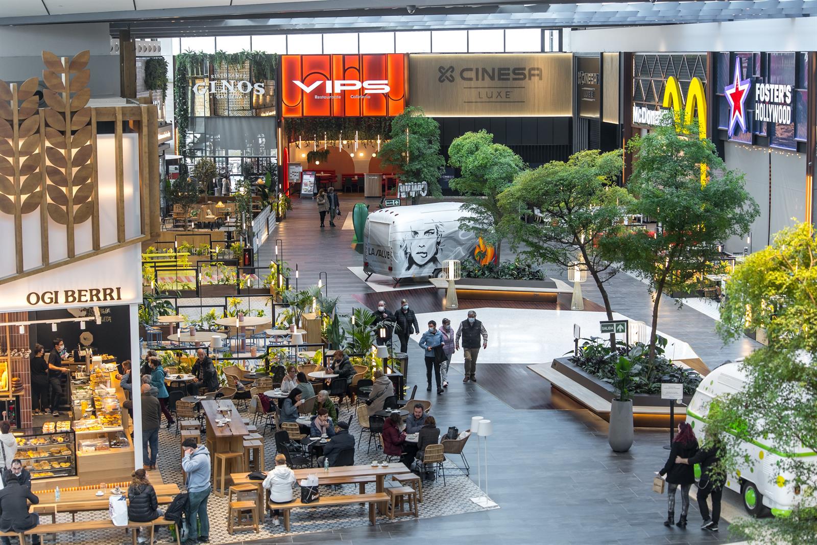 La afluencia a los centros comerciales se eleva un 6,2% en agosto en España, según Sensormatic Solutions