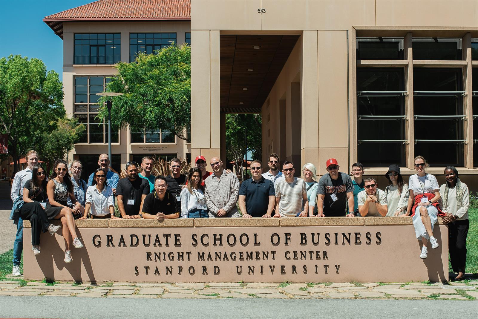 Exness envía 20 jefes de departamento a la Escuela de Graduados en Negocios de Stanford