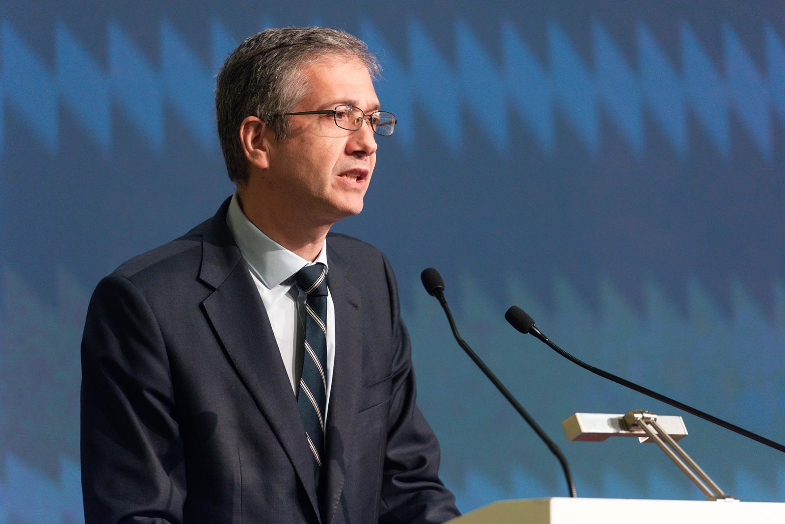 De Cos cree que el actual nivel de tipos, mantenido un período suficiente, permitirá controlar la inflación