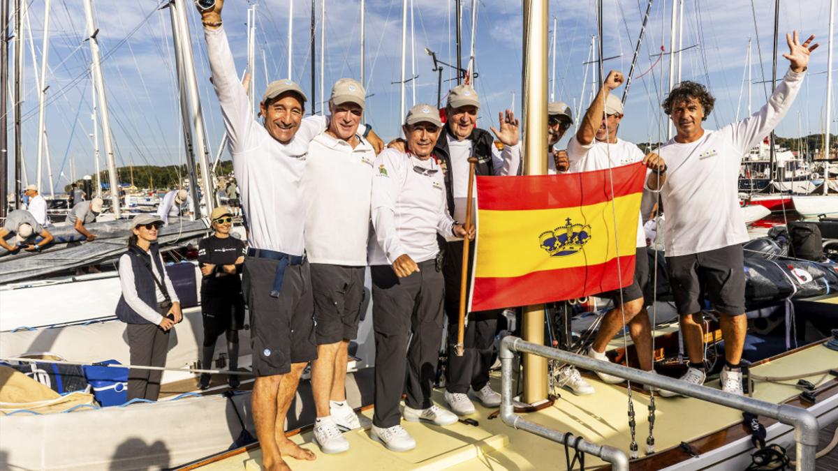 El ‘Bribon’ con el rey emérito, nuevo campeón del mundo de 6 Metros en Cowes