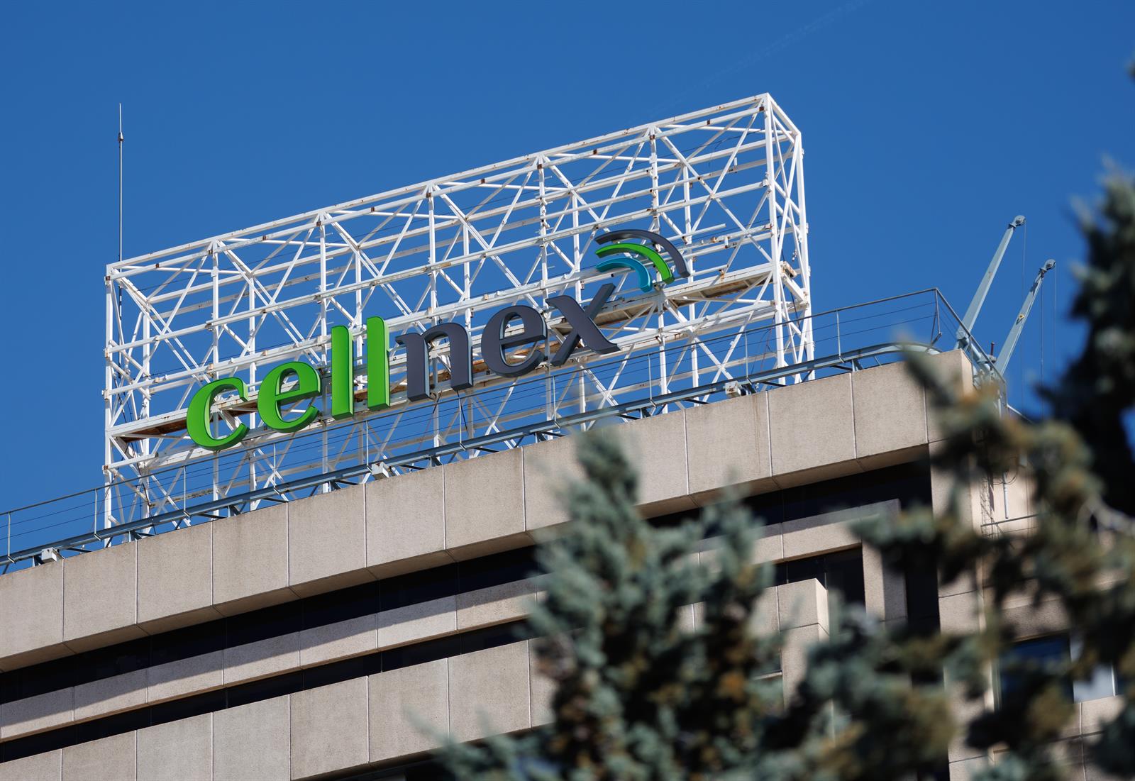 Cellnex se acerca al grado inversor de S&P tras vender parte  de sus filiales sueca y danesa, según Sabadell