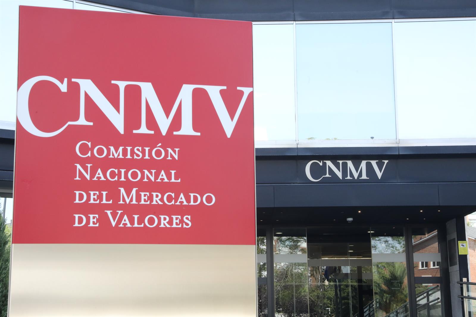 La CNMV advierte sobre 16 entidades no autorizadas para prestar servicios de inversión