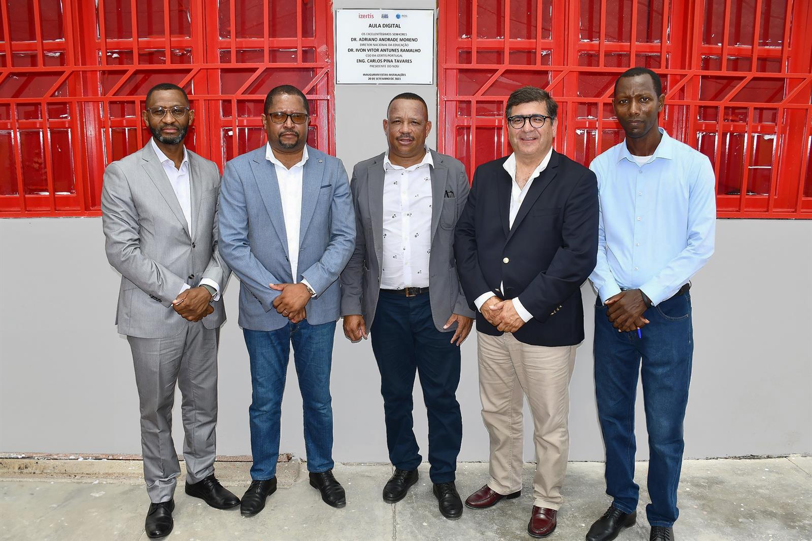 Izertis inaugura su cuarta Aula Digital en Cabo Verde y recibe una calle dedicada a la compañía en Santa Cruz