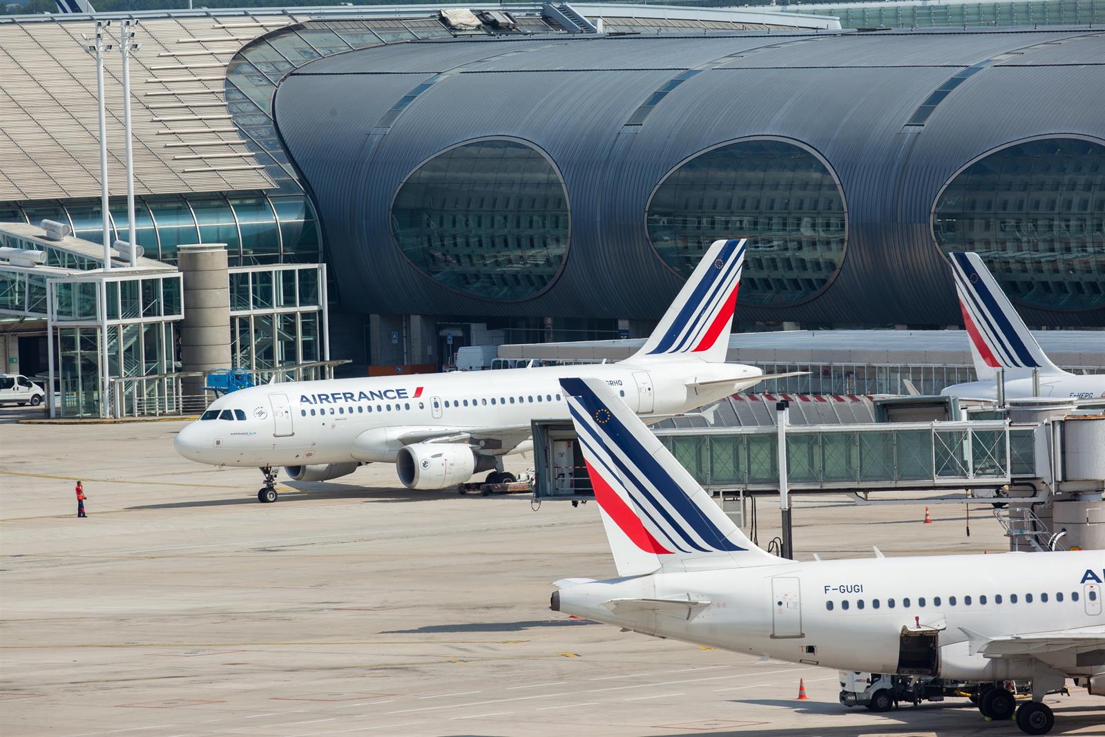 Nuevas cancelaciones en tres aeropuertos en Francia, incluido París, por otra huelga nacional este viernes