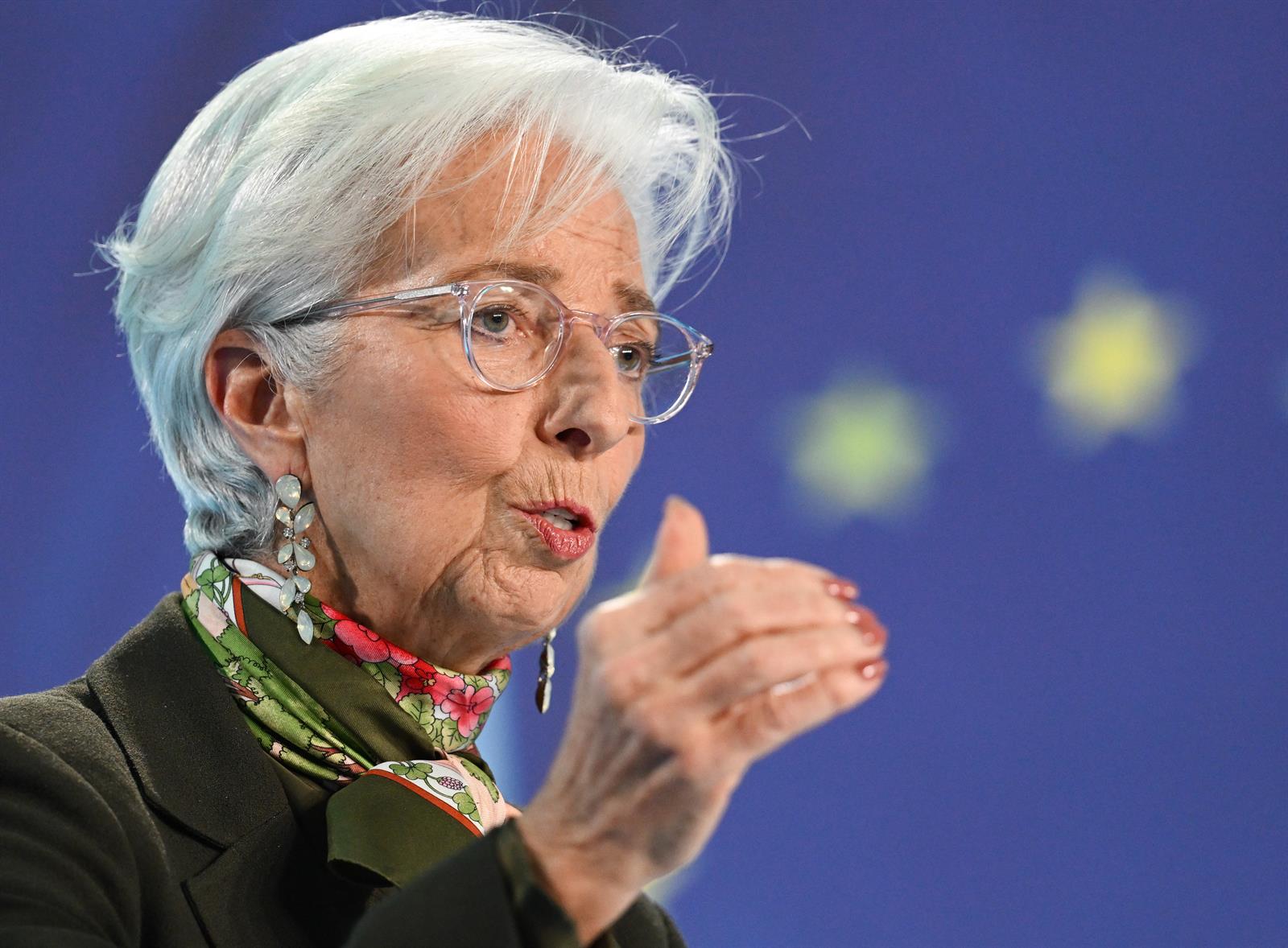 Lagarde (BCE) afirma que el crecimiento en la eurozona se ha ralentizado, pero que repuntará en dos años