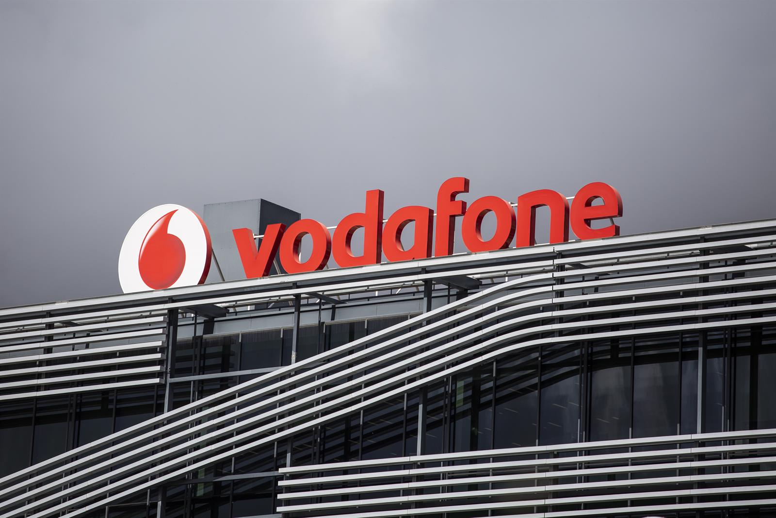 Vodafone escucha al mercado sobre su filial en España pero se mantiene pendiente de la fusión Orange-MásMóvil