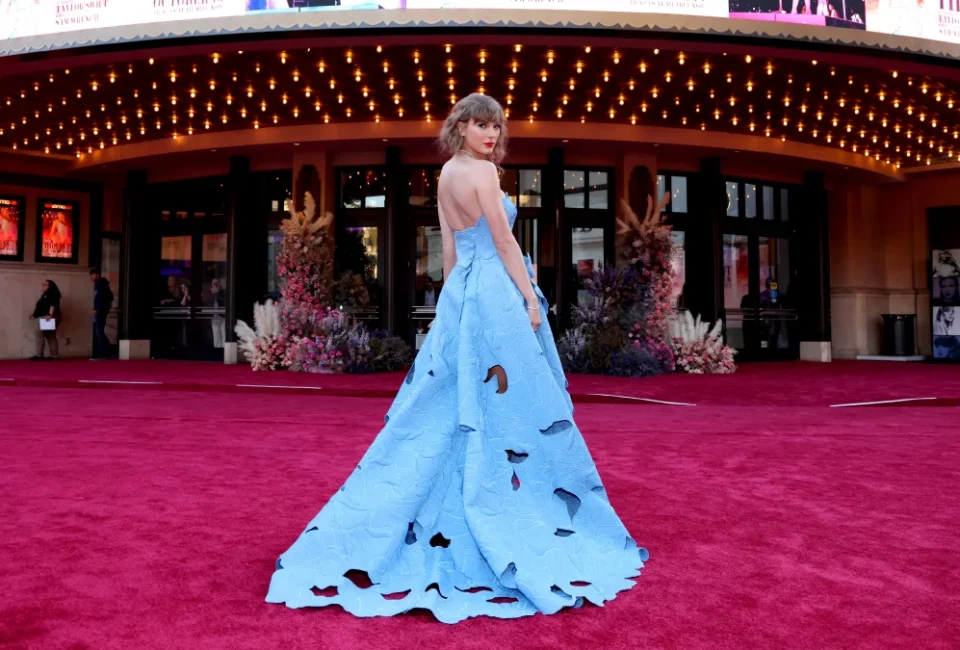 Beyoncé aparece junto a otras estrellas en la alfombra roja del debut cinematográfico de ‘Eras ​​Tour’ de Taylor Swift