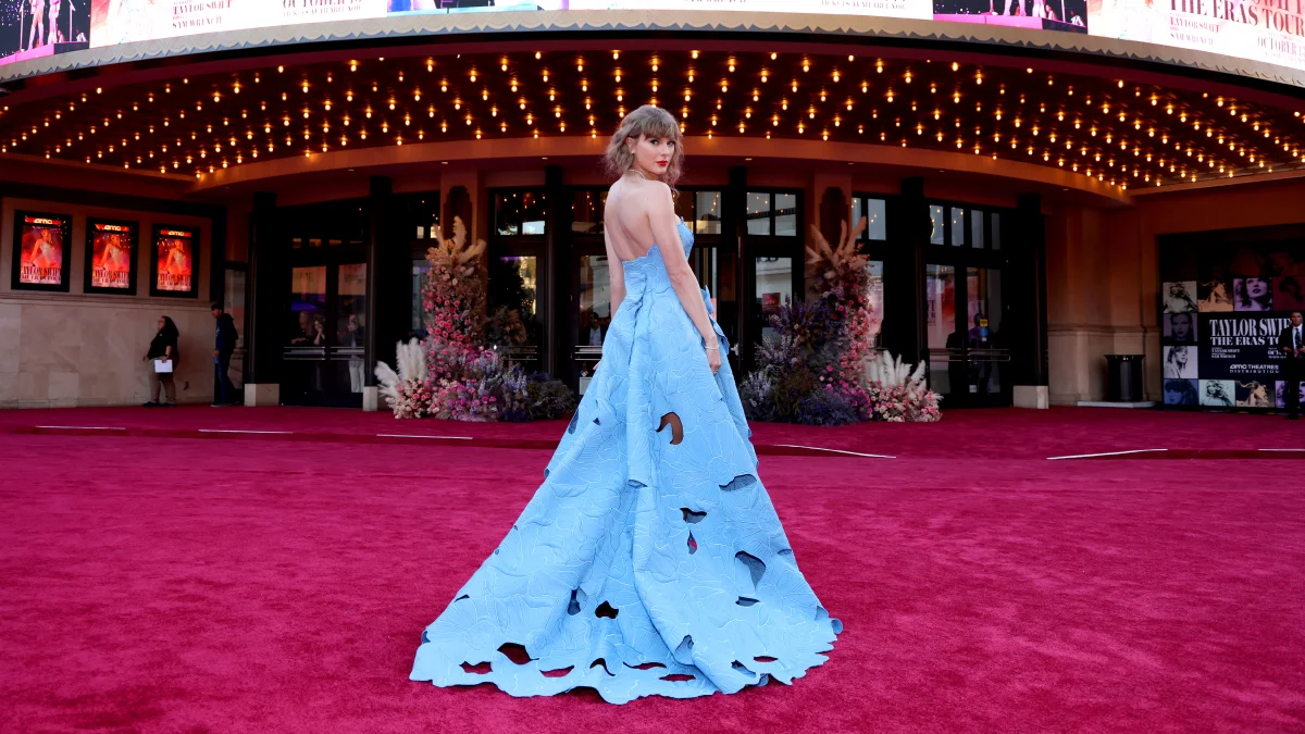 Beyoncé aparece junto a otras estrellas en la alfombra roja del debut cinematográfico de ‘Eras ​​Tour’ de Taylor Swift