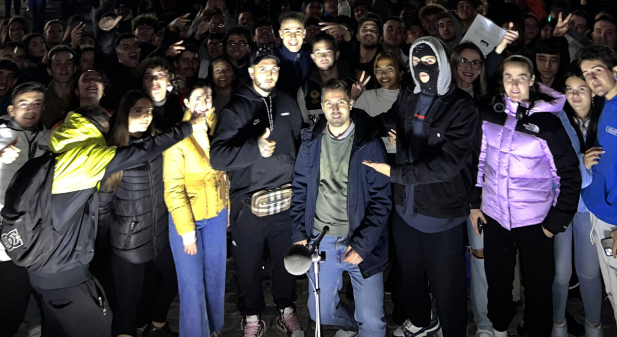 Íñigo, @saludmentalvisible, en el centro, acompañado de Omar Montes y Ceciarmy en El Retiro