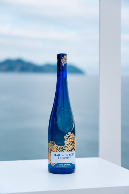 Así es la nueva e icónica botella azul de Mar de Frades diseñada por  Lorenzo Caprile