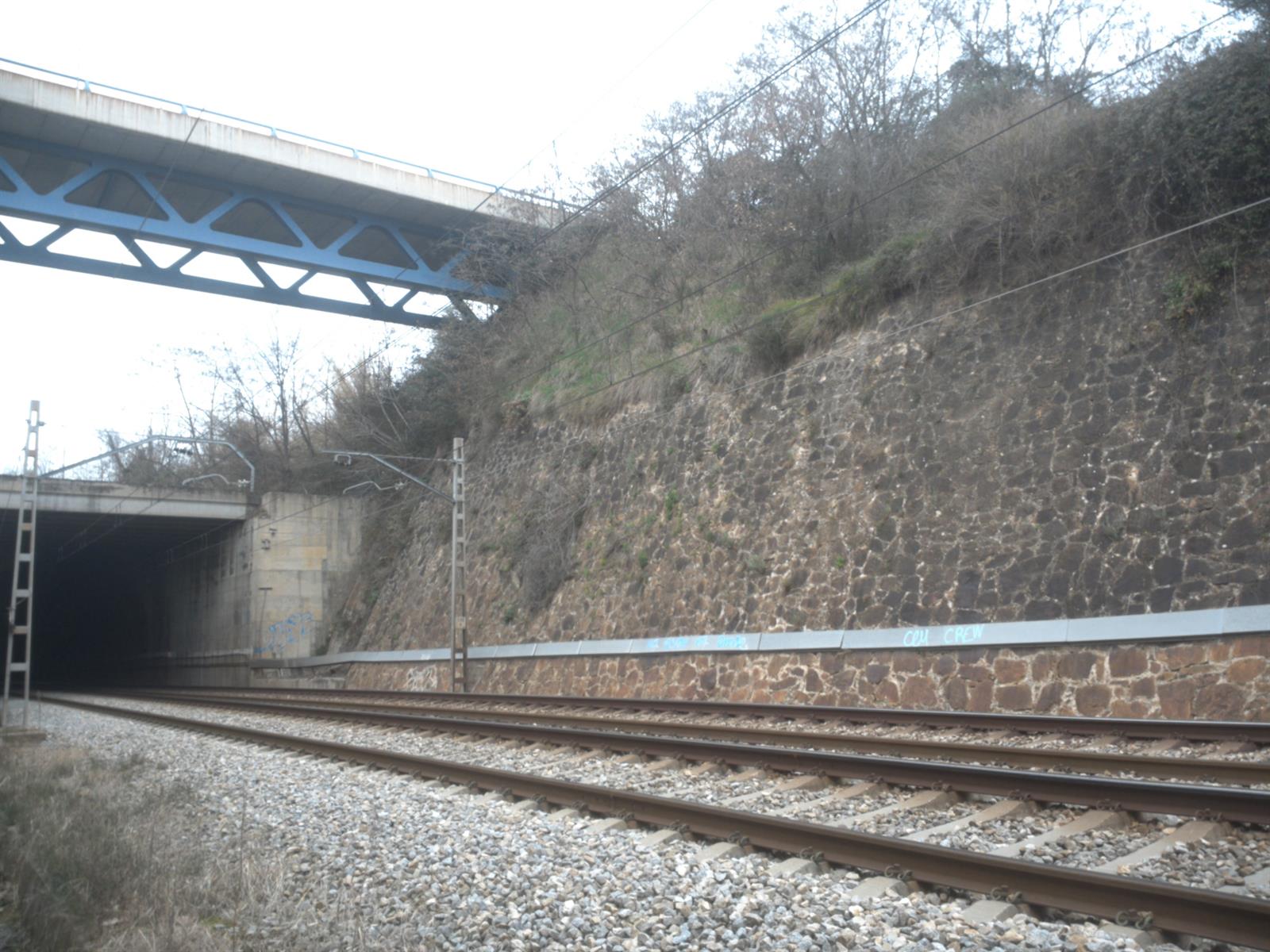 Adif destina más de 35 millones de euros a reforzar los muros contra desprendimientos y meteorología adversa