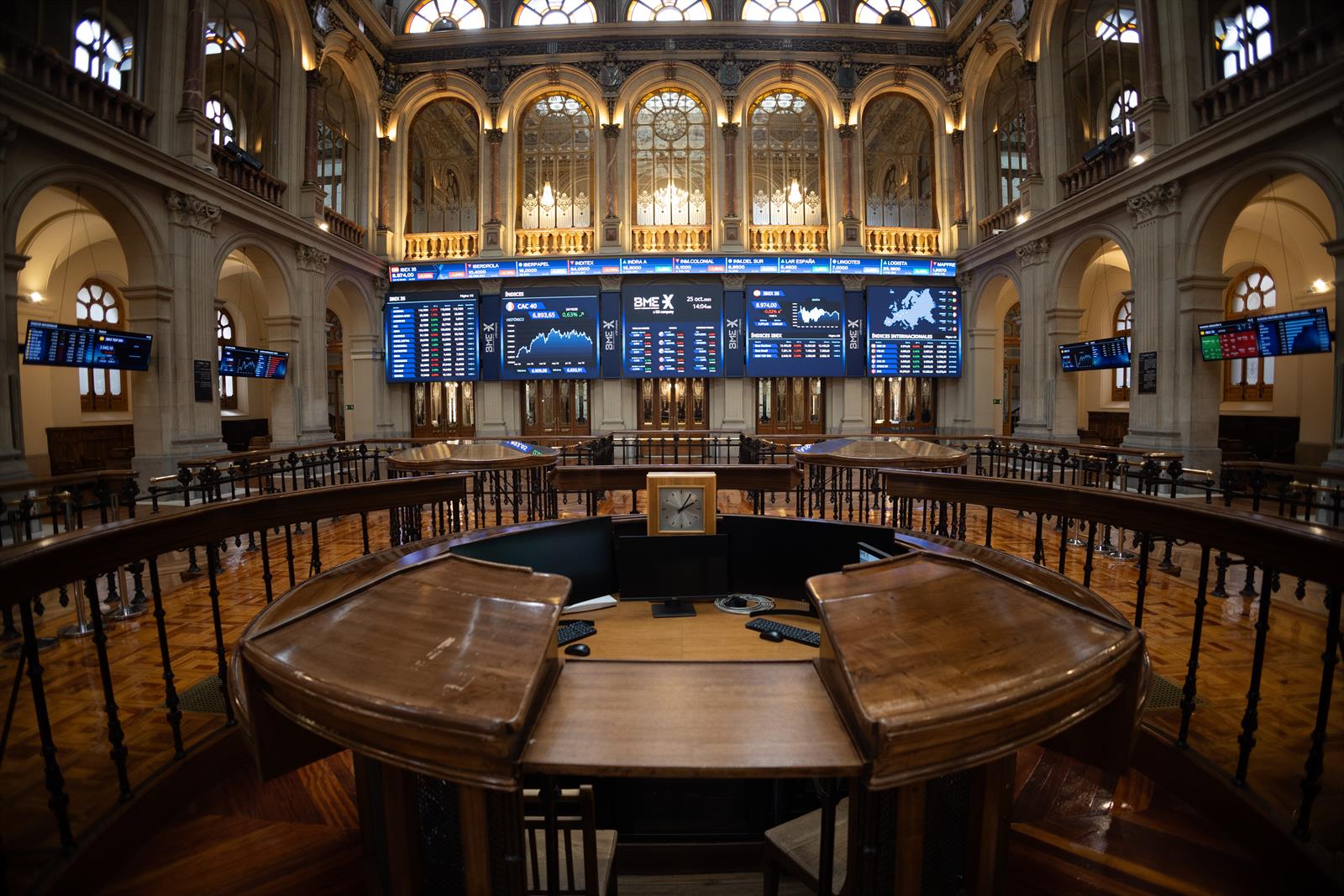 El Ibex 35 frena su ‘rally’ con una ligera caída del 0,1% en la media sesión