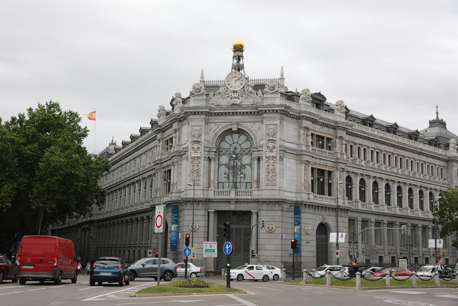 Familias y empresas recortan sus depósitos en 17.600 millones en octubre, hasta los 1,27 billones